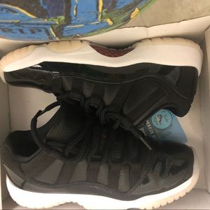 Air Jordan 11 Retro Low (gs) sized 5 .5 Year bllack/ gym red white sail